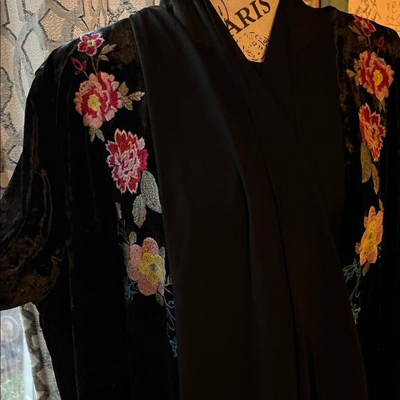 Andree’ by unit Black Velvet kimono with Floral Embroidery - Picture 2 of 10